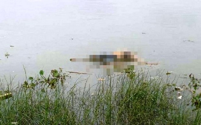 Thanh Hóa: Người dân tá hỏa phát hiện thi thể người đàn ông đang phân hủy nổi trên sông - Ảnh 1.