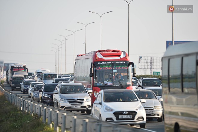 Mùng 4 Tết, cao tốc Pháp Vân - Cầu Giẽ tắc dài do tai nạn liên hoàn giữa 3 ô tô con - Ảnh 4.