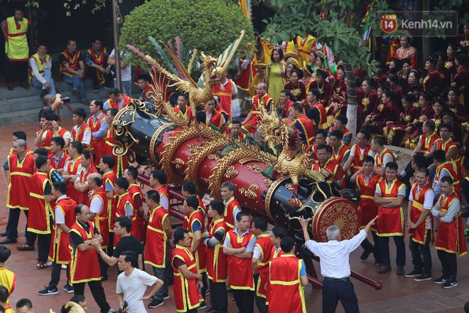 Hàng chục trai tráng cùng nhau hò reo, rước pháo khổng lồ nặng gần 1 tấn khai xuân Kỷ Hợi ở Đồng Kỵ - Ảnh 2.