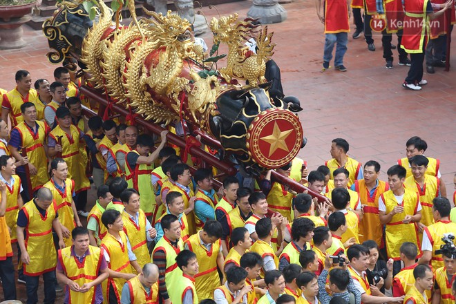 Hàng chục trai tráng cùng nhau hò reo, rước pháo khổng lồ nặng gần 1 tấn khai xuân Kỷ Hợi ở Đồng Kỵ - Ảnh 3.