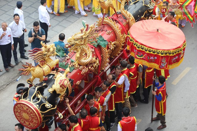 Hàng chục trai tráng cùng nhau hò reo, rước pháo khổng lồ nặng gần 1 tấn khai xuân Kỷ Hợi ở Đồng Kỵ - Ảnh 1.