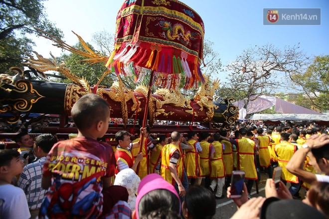 Hàng chục trai tráng cùng nhau hò reo, rước pháo khổng lồ nặng gần 1 tấn khai xuân Kỷ Hợi ở Đồng Kỵ - Ảnh 9.