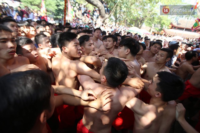 Hàng chục trai tráng cùng nhau hò reo, rước pháo khổng lồ nặng gần 1 tấn khai xuân Kỷ Hợi ở Đồng Kỵ - Ảnh 8.