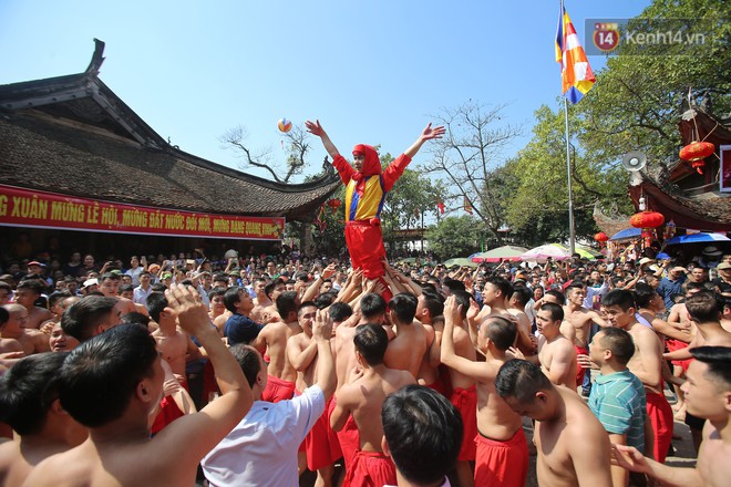 Hàng chục trai tráng cùng nhau hò reo, rước pháo khổng lồ nặng gần 1 tấn khai xuân Kỷ Hợi ở Đồng Kỵ - Ảnh 11.