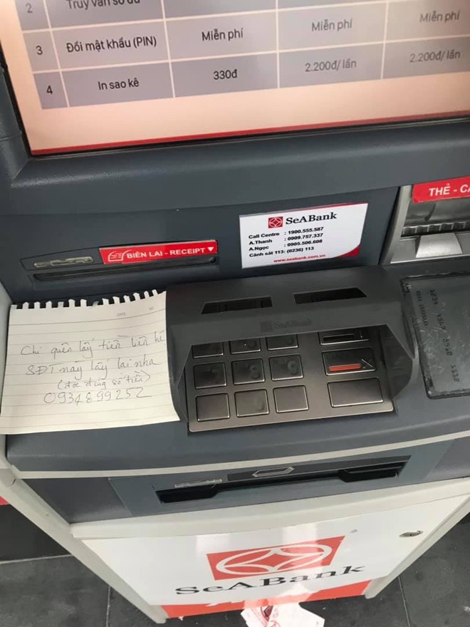 Hình ảnh đẹp ngày Tết ở Đà Nẵng: Cô gái dán thông báo lên trụ ATM tìm người để quên tiền - Ảnh 1.