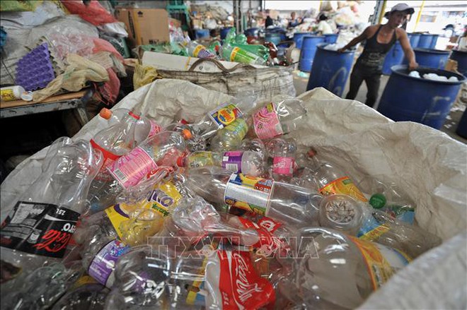 Nhật Bản ngừng phân phát chai nước nhựa tại các hội nghị - Ảnh 1.