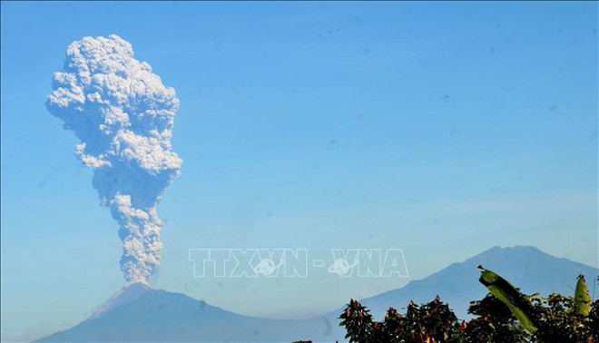 Philippines rung chuyển vì động đất, núi lửa Merapi ở Indonesia lại phun trào  - Ảnh 1.