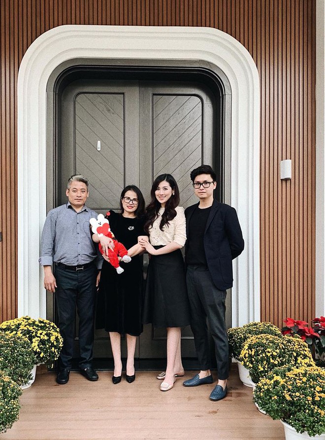 Tết đầu ti&ecirc;n b&ecirc;n gia đ&igrave;nh chồng của mỹ nh&acirc;n Việt: Người chứng minh đ&uacute;ng chuẩn vợ hiền d&acirc;u thảo, người x&uacute;ng x&iacute;nh &aacute;o quần c&ugrave;ng chồng đi du xu&acirc;n - Ảnh 8.
