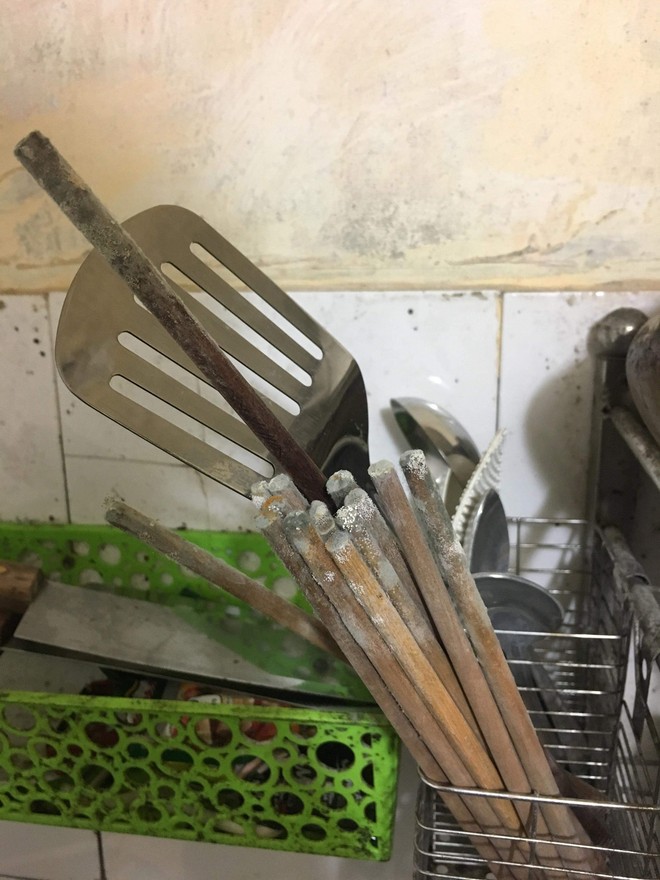 Quay lại ph&ograve;ng trọ sau Tết, d&acirc;n t&igrave;nh kh&oacute;c th&eacute;t v&igrave; bỏ qu&ecirc;n nồi cơm điện l&ecirc;n mốc meo - Ảnh 5.
