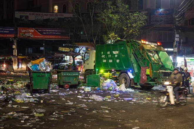 Đường phố Đà Lạt ngập ngụa trong biển rác những ngày đầu năm mới Kỷ Hợi - Ảnh 8.