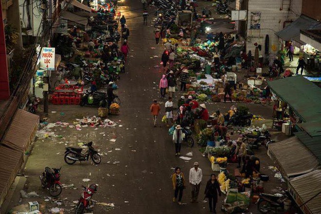 Đường phố Đà Lạt ngập ngụa trong biển rác những ngày đầu năm mới Kỷ Hợi - Ảnh 4.