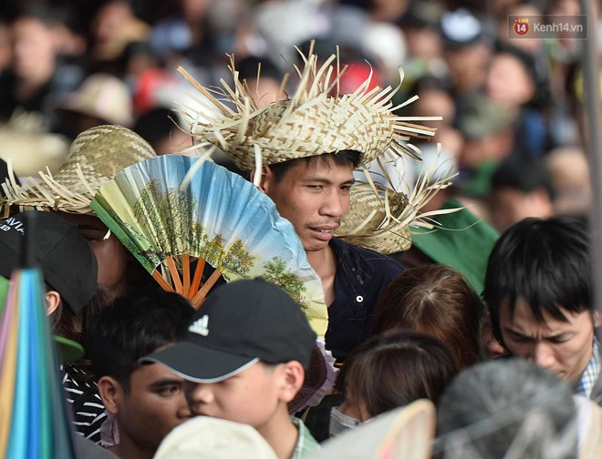 Gần 5 vạn người đổ về chùa Hương trong ngày mồng 5 Tết, 1 ngày trước khi khai hội - Ảnh 13.