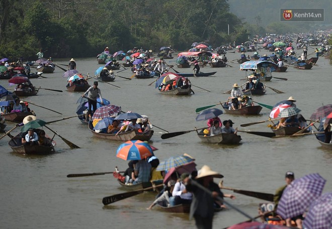 Gần 5 vạn người đổ về chùa Hương trong ngày mồng 5 Tết, 1 ngày trước khi khai hội - Ảnh 1.