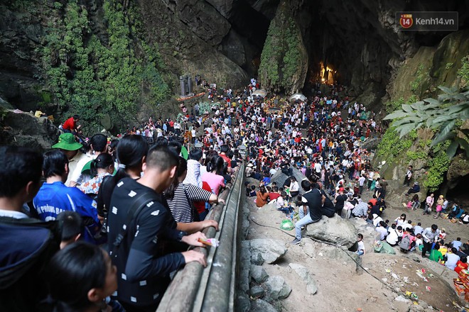 Gần 5 vạn người đổ về chùa Hương trong ngày mồng 5 Tết, 1 ngày trước khi khai hội - Ảnh 11.