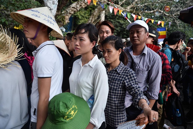 Gần 5 vạn người đổ về chùa Hương trong ngày mồng 5 Tết, 1 ngày trước khi khai hội - Ảnh 8.