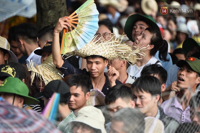 Ảnh: Mệt mỏi vì chen lấn giữa hàng vạn người dù chưa khai hội chùa Hương, nhiều em nhỏ ngủ gục trên vai mẹ  - Ảnh 7.