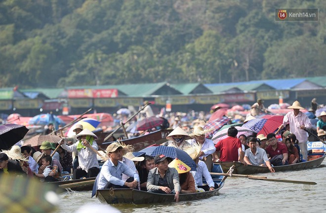 Gần 5 vạn người đổ về chùa Hương trong ngày mồng 5 Tết, 1 ngày trước khi khai hội - Ảnh 2.