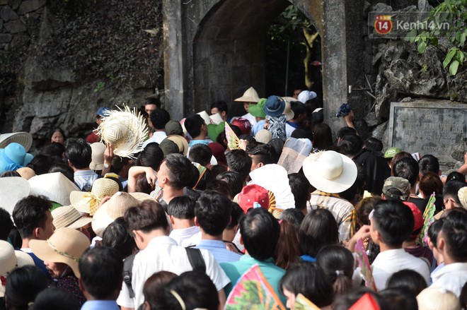 Ảnh: Mệt mỏi vì chen lấn giữa hàng vạn người dù chưa khai hội chùa Hương, nhiều em nhỏ ngủ gục trên vai mẹ  - Ảnh 12.