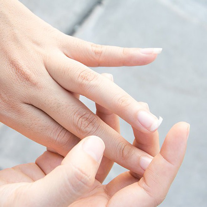 Những cách giúp cải thiện tình trạng xước móng tay, móng tay yếu mỏng dễ gãy Những cách giúp cải thiện tình trạng xước móng tay, móng tay yếu mỏng dễ gãy