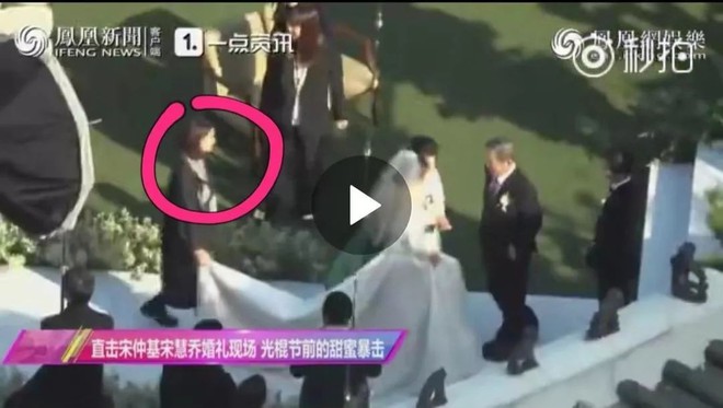 Song Joong Ki Song Hye Kyo: "Người thứ 3" đỡ váy cô dâu trong đám cưới - Ảnh 4.
