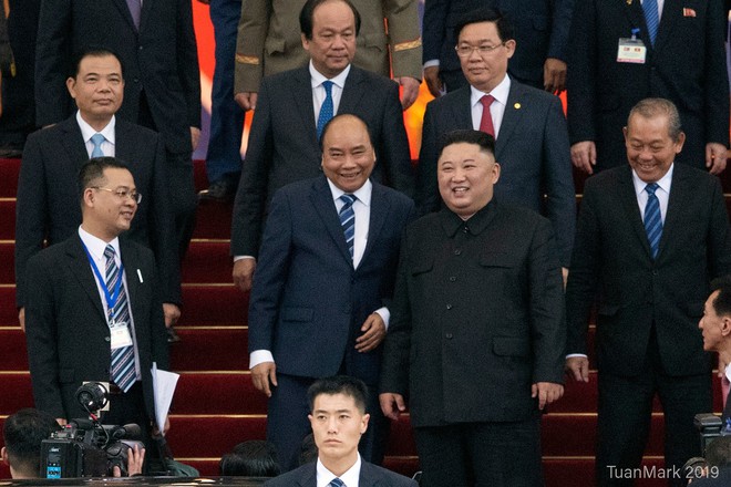 Khoảnh khắc dễ thương si&ecirc;u cấp: Thủ tướng Nguyễn Xu&acirc;n Ph&uacute;c cầm tay Chủ tịch Kim Jong-un, chỉ về ph&iacute;a nh&oacute;m ph&oacute;ng vi&ecirc;n ghi h&igrave;nh - Ảnh 2.