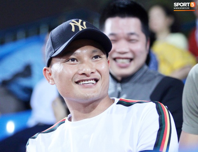 Quế Ngọc Hải, Trọng Hoàng tay bắt mặt mừng HLV Lee Young-jin trên sân Hàng Đẫy - Ảnh 9.