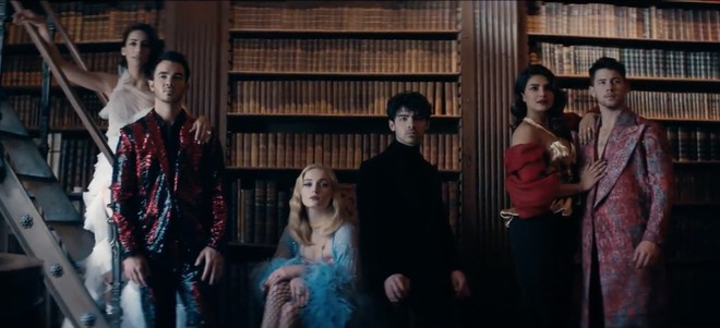 Qu&ecirc;n những cậu nh&oacute;c Jonas Brothers của ng&agrave;y xưa đi, giờ 3 anh em đ&atilde; mang hẳn vợ v&agrave;o MV lu&ocirc;n rồi đ&acirc;y - Ảnh 4.