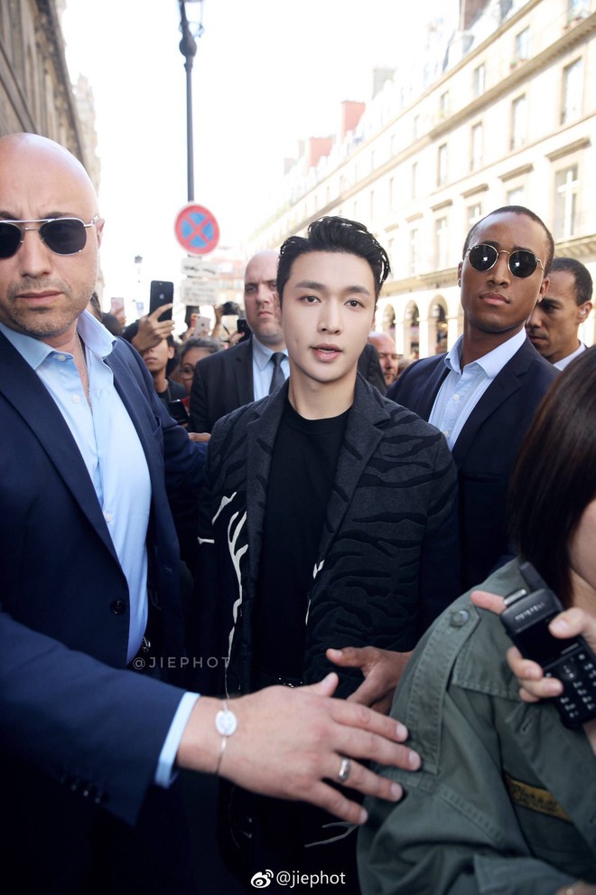 Cho&aacute;ng với đo&agrave;n vệ sĩ h&ugrave;ng hậu hộ tống c&aacute;c th&agrave;nh vi&ecirc;n EXO dự sự kiện quốc tế: Ho&agrave;nh tr&aacute;ng như phim bom tấn! - Ảnh 7.