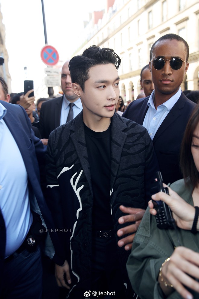 Cho&aacute;ng với đo&agrave;n vệ sĩ h&ugrave;ng hậu hộ tống c&aacute;c th&agrave;nh vi&ecirc;n EXO dự sự kiện quốc tế: Ho&agrave;nh tr&aacute;ng như phim bom tấn! - Ảnh 6.