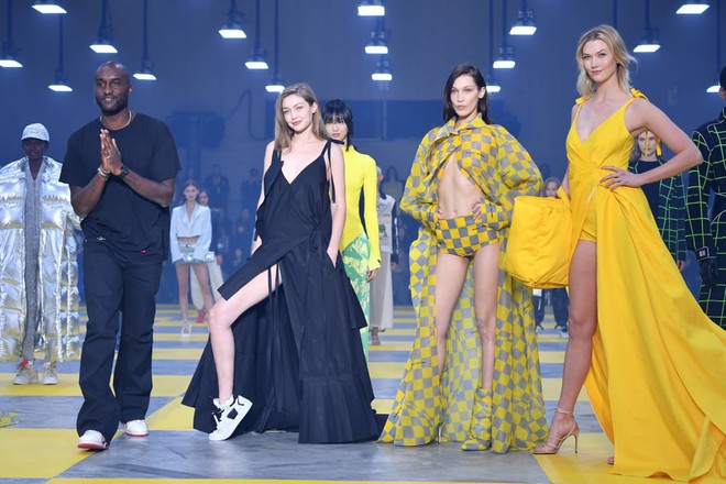 Sốt 38 độ mà vẫn đi catwalk ầm ầm, lại còn trình diễn đồ thiếu vải như không, Bella Hadid quả đáng được tuyên dương - Ảnh 4.