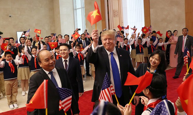 Những câu chuyện bên lề Thượng đỉnh Mỹ - Triều: Ông Trump vẫy cờ Việt, Chủ tịch Kim tươi cười và một Hà Nội mến khách! - Ảnh 6.