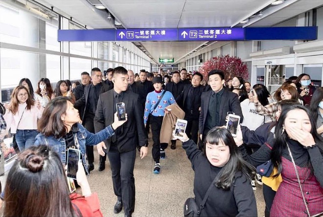 Cho&aacute;ng với đo&agrave;n vệ sĩ h&ugrave;ng hậu hộ tống c&aacute;c th&agrave;nh vi&ecirc;n EXO dự sự kiện quốc tế: Ho&agrave;nh tr&aacute;ng như phim bom tấn! - Ảnh 1.