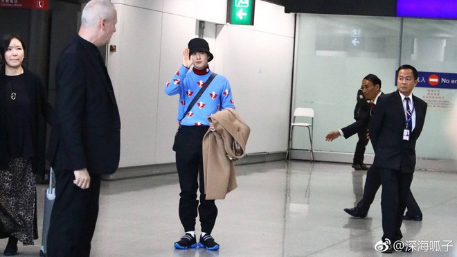 Cho&aacute;ng với đo&agrave;n vệ sĩ h&ugrave;ng hậu hộ tống c&aacute;c th&agrave;nh vi&ecirc;n EXO dự sự kiện quốc tế: Ho&agrave;nh tr&aacute;ng như phim bom tấn! - Ảnh 2.