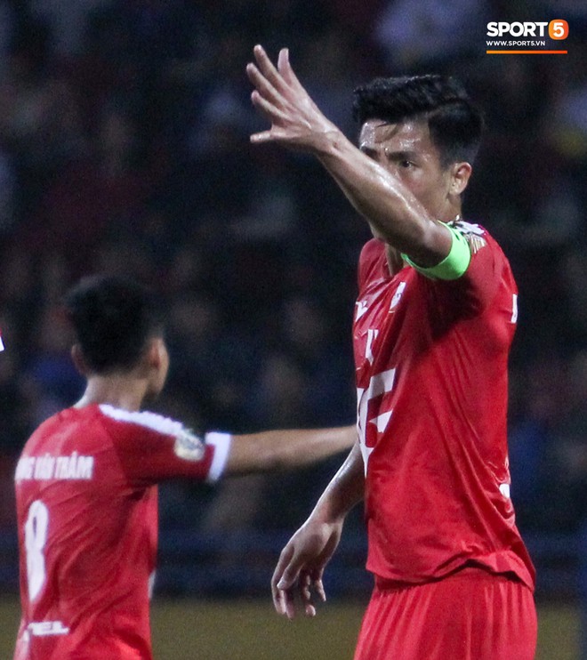 Dũng bộ đội vừa chỉ đạo gay gắt, vừa ghi b&agrave;n đầu ti&ecirc;n ở V.League gi&uacute;p Viettel chiến thắng - Ảnh 7.