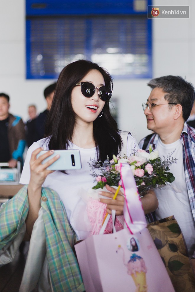 Eunjung (T-ara) khoe body nuột d&ugrave; mặc giản dị tại s&acirc;n bay T&acirc;n Sơn Nhất, nhưng g&acirc;y ch&uacute; &yacute; hơn l&agrave; th&aacute;i độ của fan Việt - Ảnh 9.