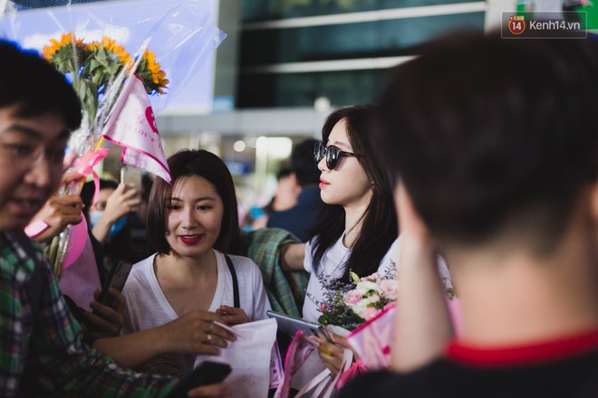 Eunjung (T-ara) khoe body nuột dù mặc giản dị tại sân bay Tân Sơn Nhất, nhưng gây chú ý hơn là thái độ của fan Việt - Ảnh 5.