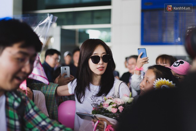 Eunjung (T-ara) khoe body nuột d&ugrave; mặc giản dị tại s&acirc;n bay T&acirc;n Sơn Nhất, nhưng g&acirc;y ch&uacute; &yacute; hơn l&agrave; th&aacute;i độ của fan Việt - Ảnh 8.