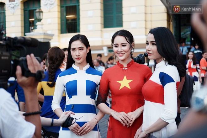 Nam thanh nữ tú Sài Gòn thu hút du khách nước ngoài trong chương trình Truyền cảm hứng áo dài tại Bưu điện thành phố - Ảnh 3.