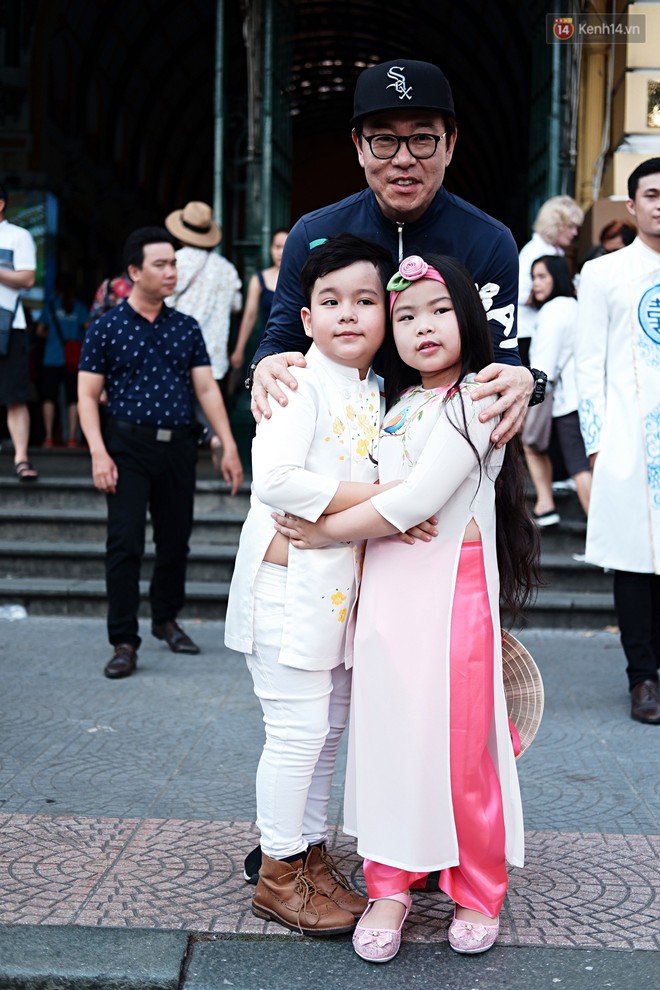 Nam thanh nữ tú Sài Gòn thu hút du khách nước ngoài trong chương trình Truyền cảm hứng áo dài tại Bưu điện thành phố - Ảnh 7.