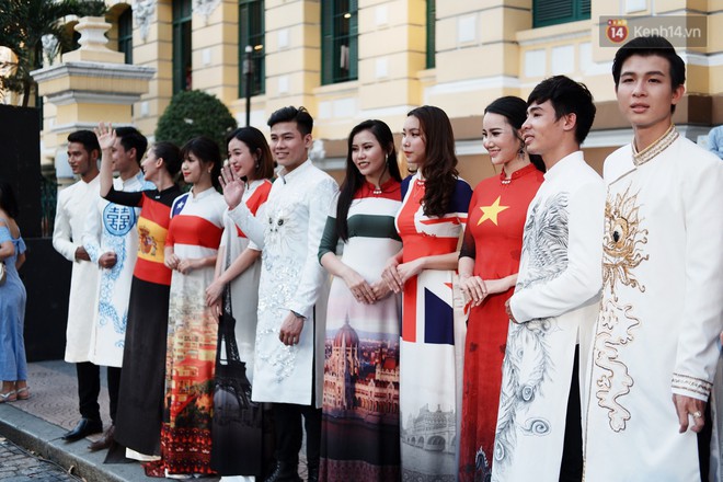Nam thanh nữ tú Sài Gòn thu hút du khách nước ngoài trong chương trình Truyền cảm hứng áo dài tại Bưu điện thành phố - Ảnh 5.