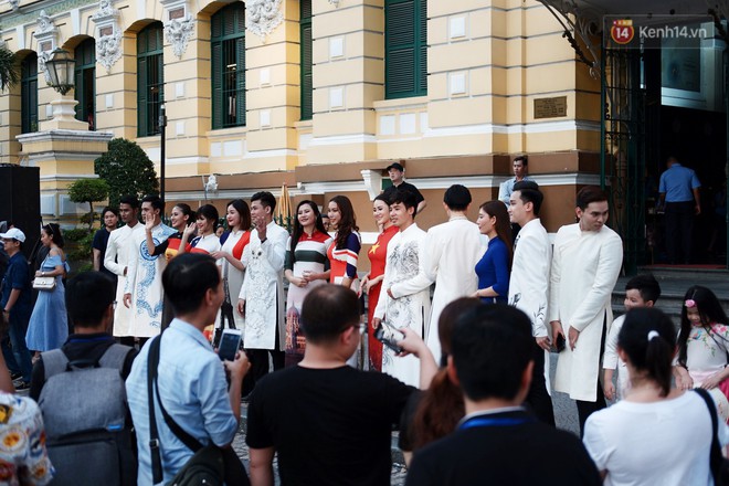 Nam thanh nữ tú Sài Gòn thu hút du khách nước ngoài trong chương trình Truyền cảm hứng áo dài tại Bưu điện thành phố - Ảnh 1.