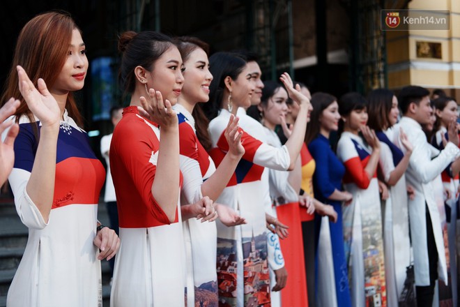Nam thanh nữ tú Sài Gòn thu hút du khách nước ngoài trong chương trình Truyền cảm hứng áo dài tại Bưu điện thành phố - Ảnh 2.