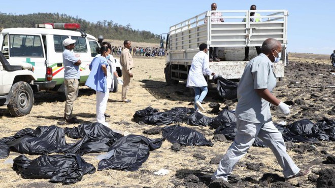 Hiện trường rơi máy bay thảm khốc ở Ethiopia: Thi thể nạn nhân la liệt, khung cảnh tang thương đầy ám ảnh - Ảnh 12.