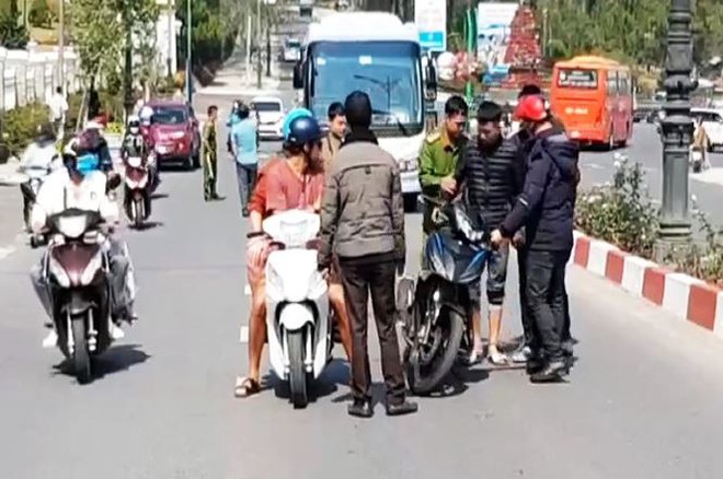Bắt 2 đối tượng cướp t&uacute;i kh&aacute;ch nước ngo&agrave;i ở Đ&agrave; Lạt - Ảnh 1.