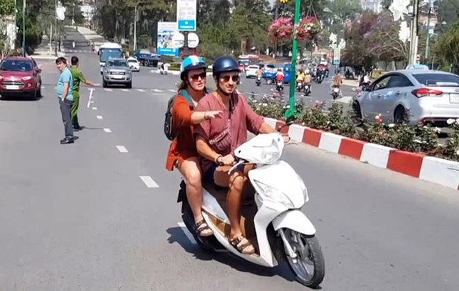 Bắt 2 đối tượng cướp t&uacute;i kh&aacute;ch nước ngo&agrave;i ở Đ&agrave; Lạt - Ảnh 2.