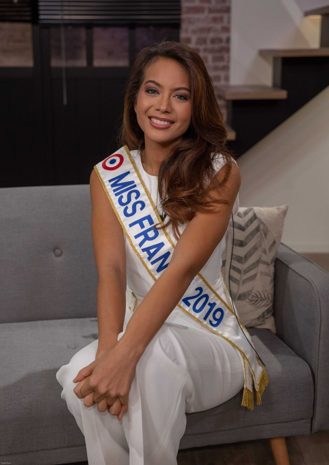 Nhan sắc v&agrave; th&agrave;nh t&iacute;ch đ&aacute;ng nể của 4 n&agrave;ng hậu mới đăng quang năm 2019: Bất ngờ với c&ocirc; g&aacute;i số 2! - Ảnh 25.