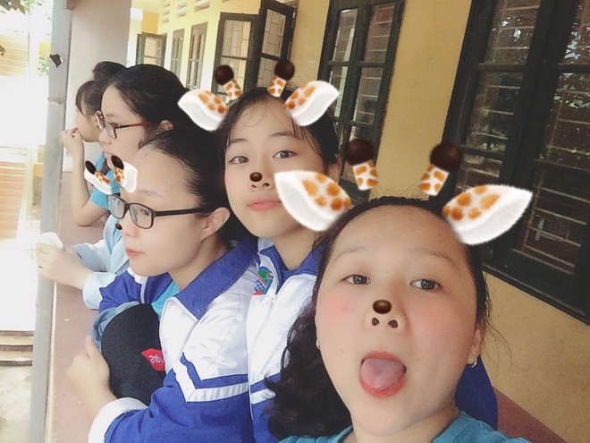 Bị bạn b&oacute;c ảnh kh&aacute;c biệt l&uacute;c đi học v&agrave; khi l&ecirc;n Instagram, nạn nh&acirc;n thốt ra 1 c&acirc;u l&agrave;m ai cũng cười b&ograve; - Ảnh 3.