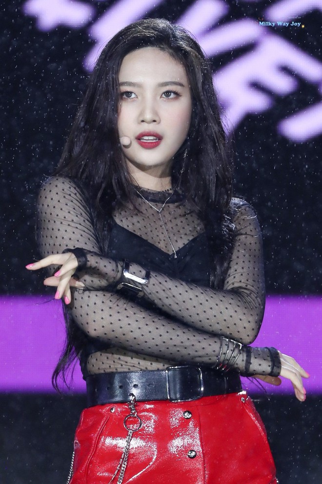 Những lần trời mưa vô tình tạo nên khoảnh khắc để đời của các idol Kpop - Ảnh 3. Những lần trời mưa vô tình tạo nên khoảnh khắc để đời của các idol Kpop - Ảnh 3.