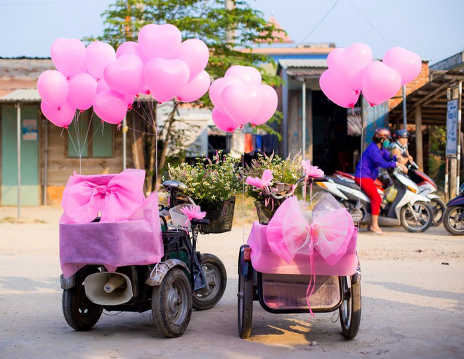 Đ&aacute;m cưới m&agrave;u hồng với 2 chiếc xe rước d&acirc;u đặc biệt của cặp đ&ocirc;i khuyết tật ở Quảng Nam khiến nhiều người rưng rưng - Ảnh 1.