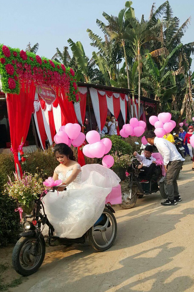 Đ&aacute;m cưới m&agrave;u hồng với 2 chiếc xe rước d&acirc;u đặc biệt của cặp đ&ocirc;i khuyết tật ở Quảng Nam khiến nhiều người rưng rưng - Ảnh 5.